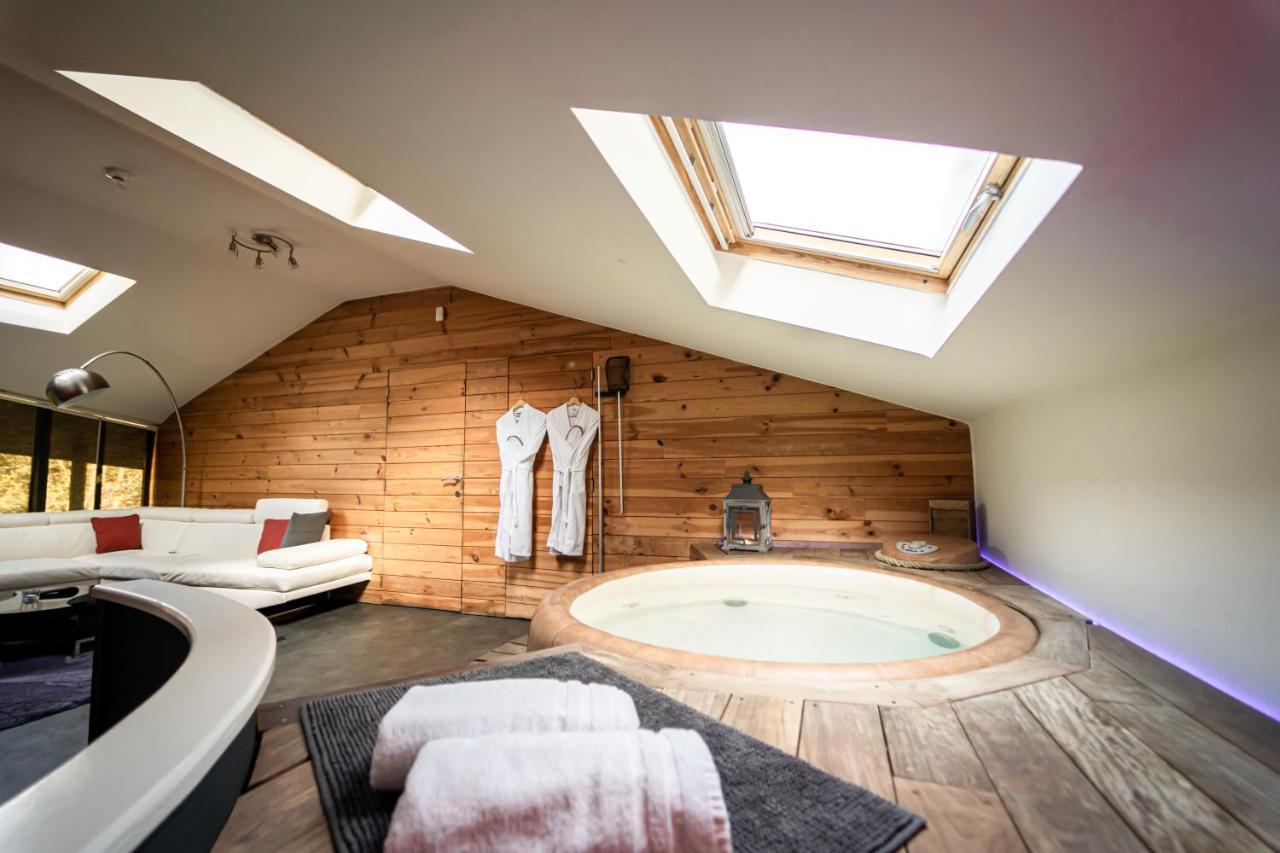 Le Lov'T - Suite Avec Jacuzzi Spontin エクステリア 写真