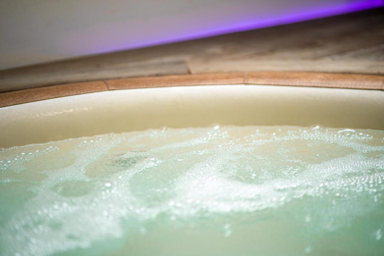 Le Lov'T - Suite Avec Jacuzzi Spontin エクステリア 写真