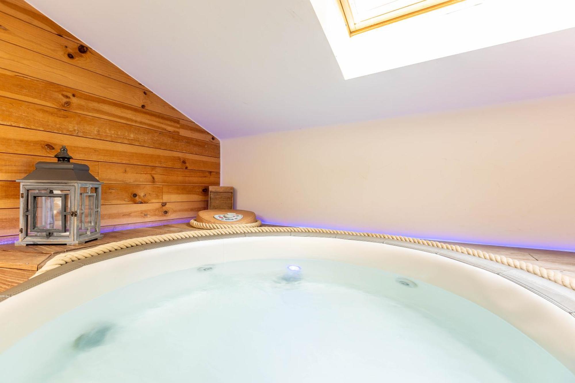 Le Lov'T - Suite Avec Jacuzzi Spontin エクステリア 写真