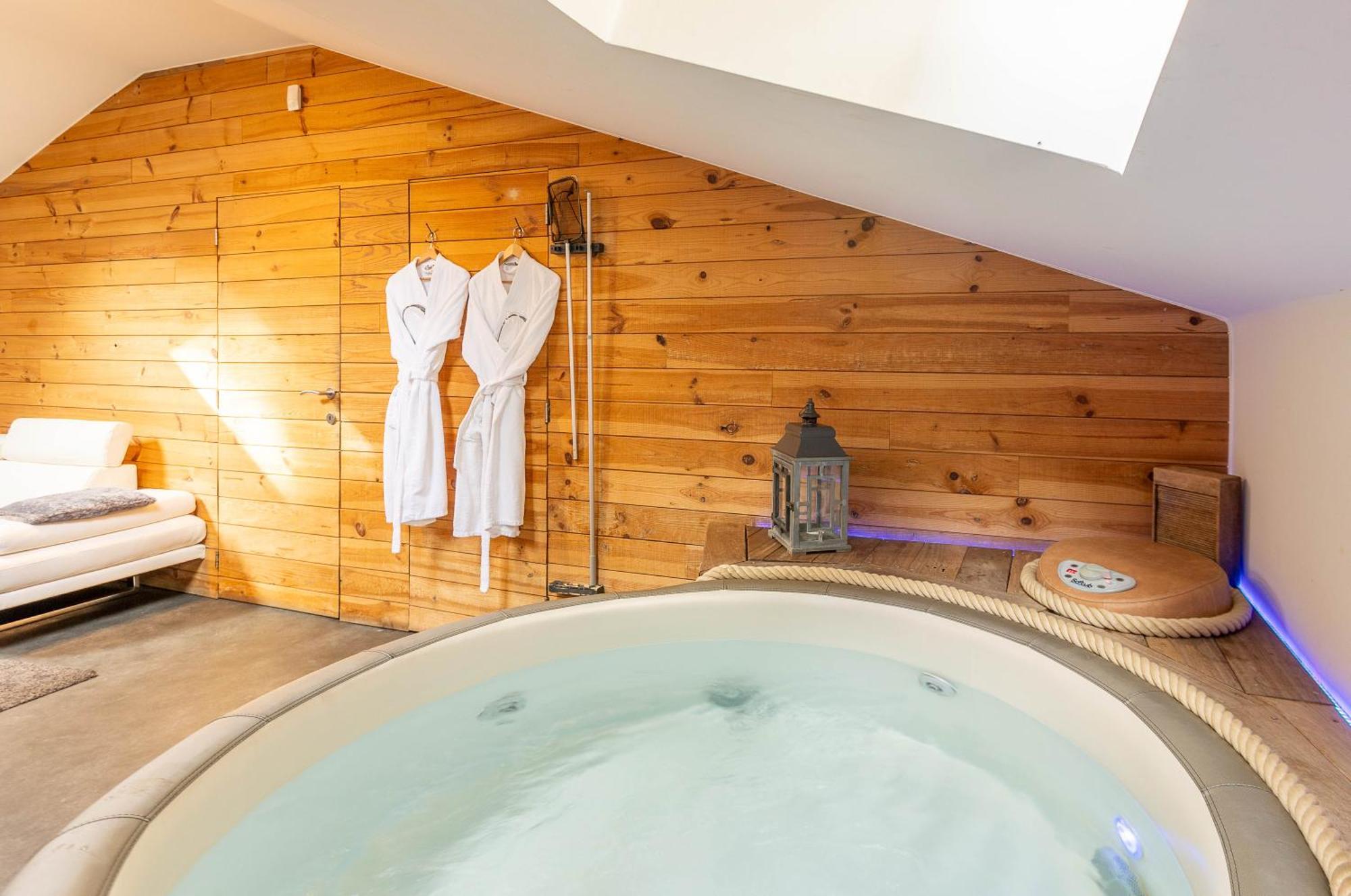 Le Lov'T - Suite Avec Jacuzzi Spontin エクステリア 写真